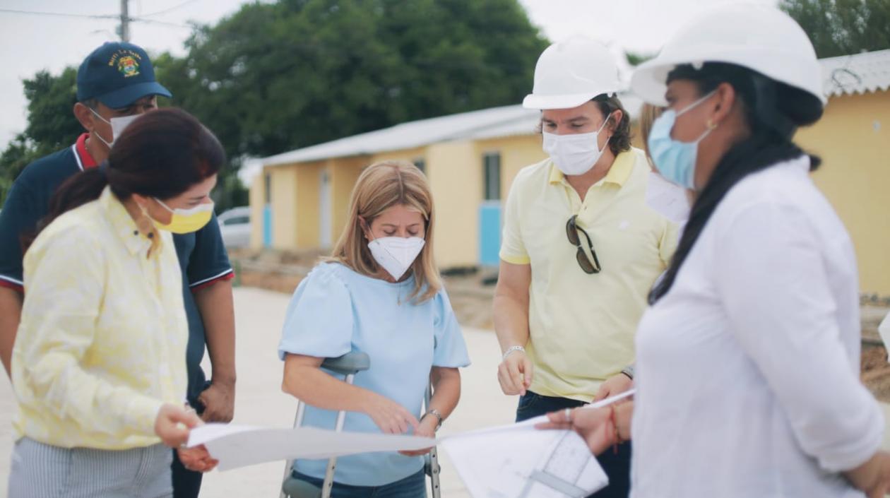 La gobernadora, Elsa Noguera, junto con la gerente, Raquel Garavito.