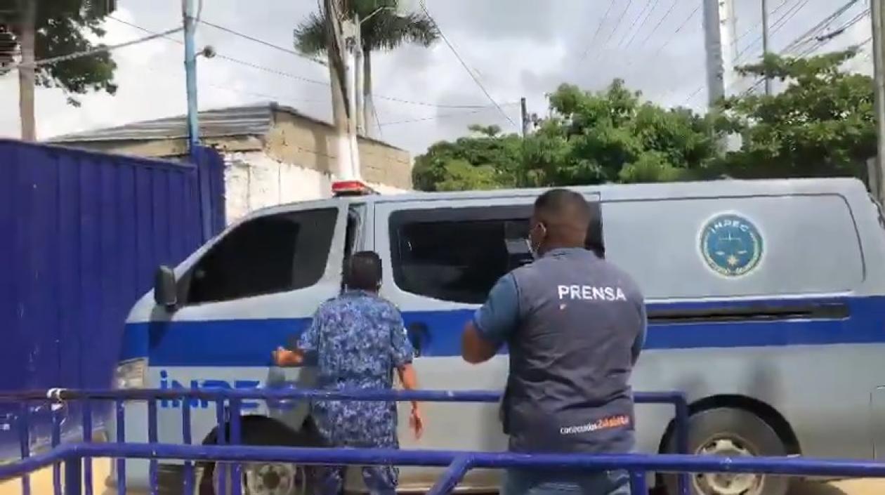 Momento en que el carro del Inpec ingresaba a Enrique Vives a la Cárcel de Ternera. 