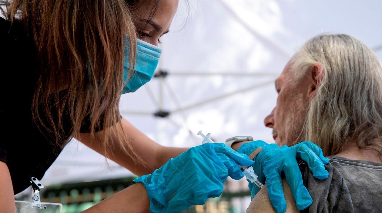 Jornada de vacunación contra el Covid-19 para personas sin hogar, en Los Ángeles, California (EE.UU.).