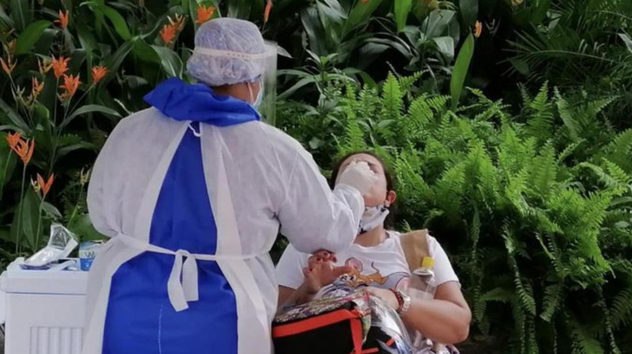 Los casos activos de Covid-19 siguen encontrándose tras las pruebas de laboratorio.