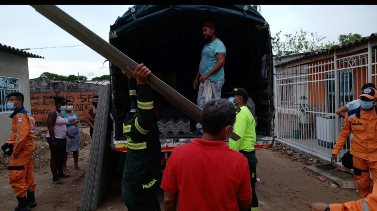Entrega de ayudas a los damnificados en Ciudad Paraíso. 