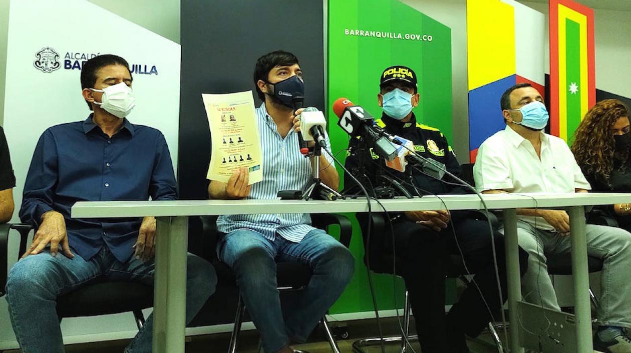 El Alcalde Jaime Pumarejo mostrando el cartel de los delincuentes.