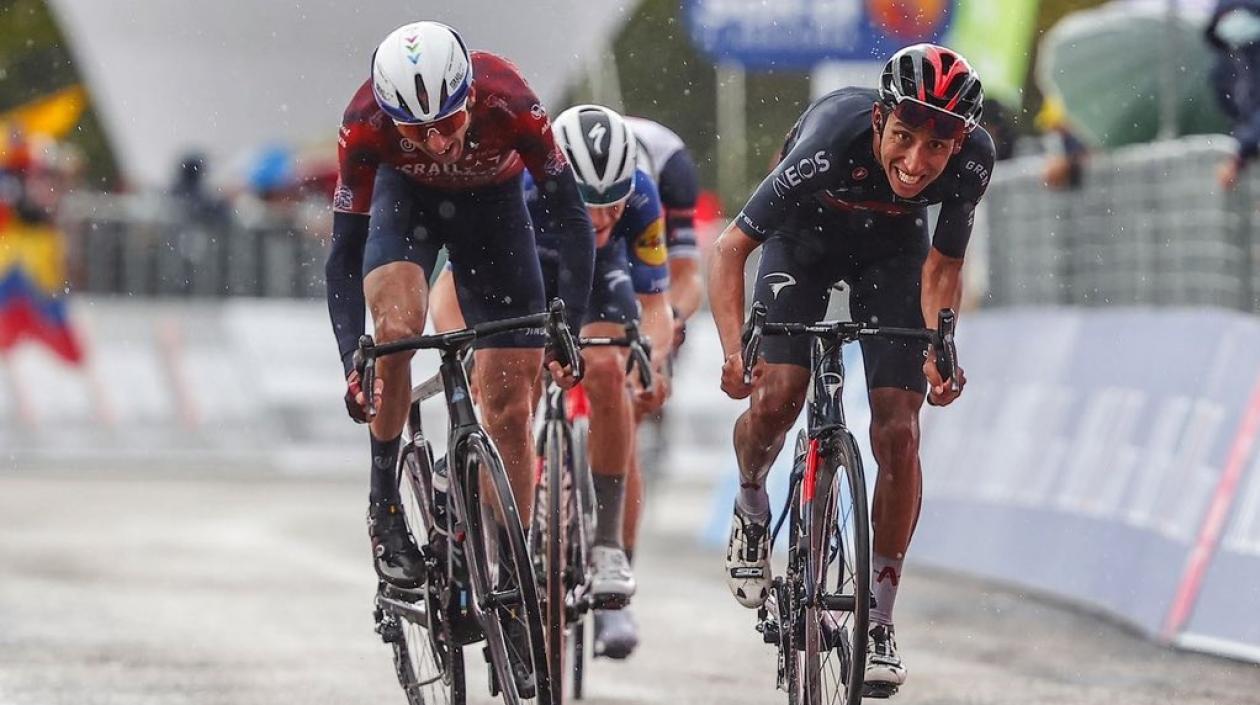 El ciclista colombiano Egan Bernal (derecha).