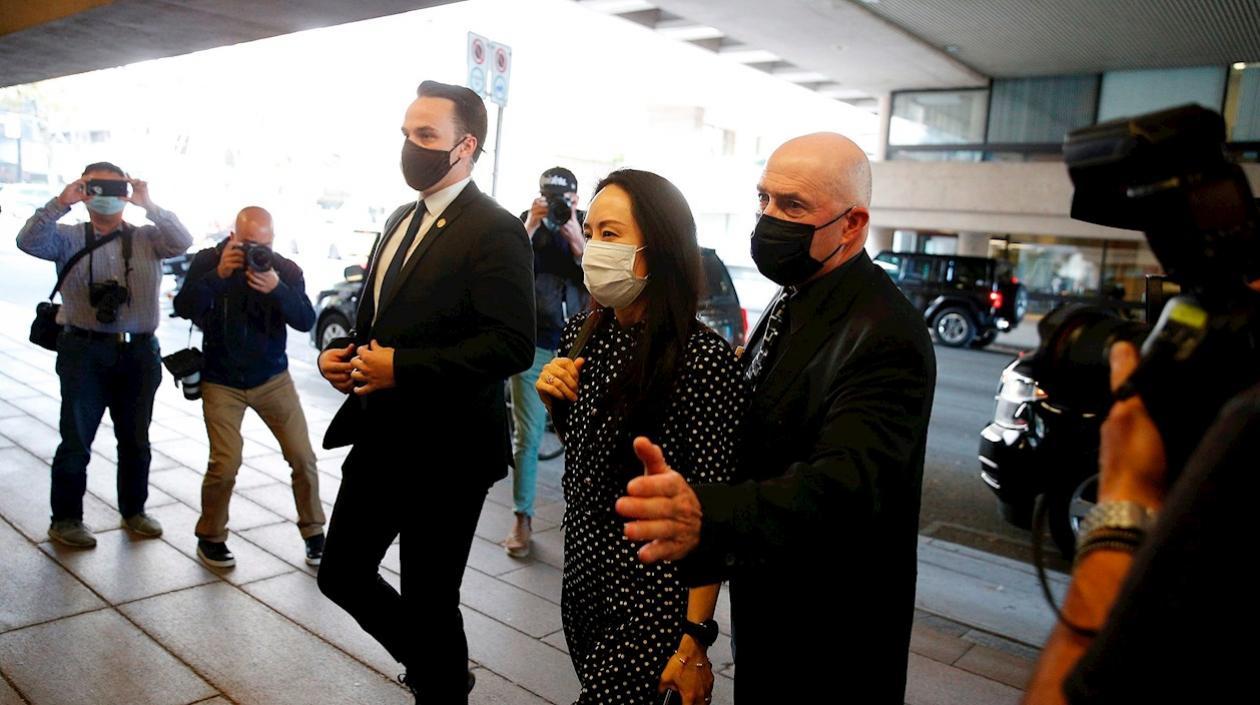 Meng Wanzhou (C) arriba a la Corte Suprema en Vancouver.