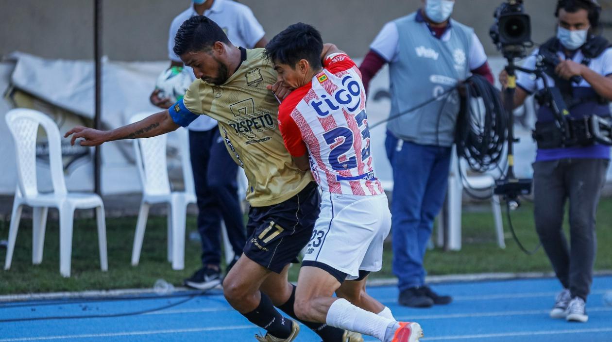 Cristian Marrugo y Fabián Sambueza disputan el balón.