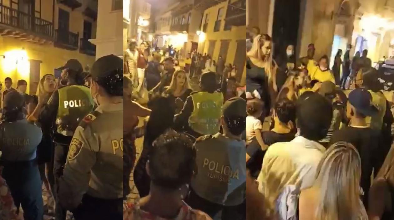 Momento de la riña entre la turista y la auxiliar de Policía. 