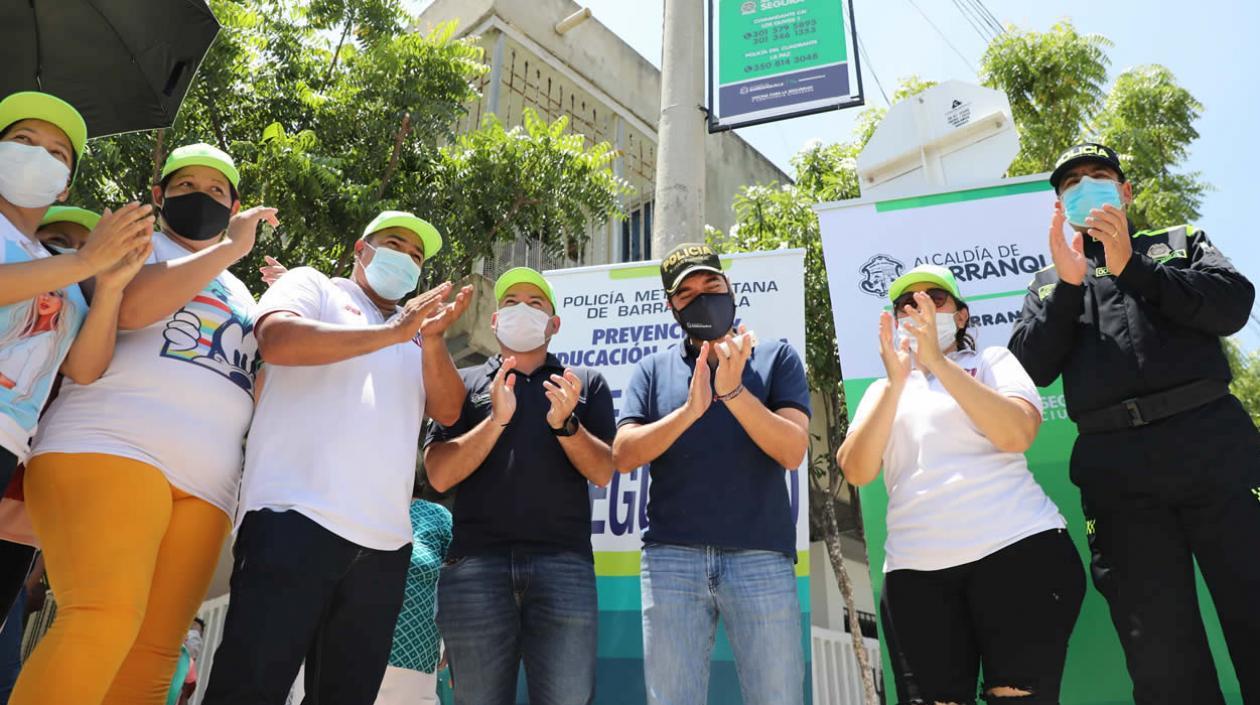 El Alcalde Jaime Pumarejo presidiendo la instalación de las alarmas.