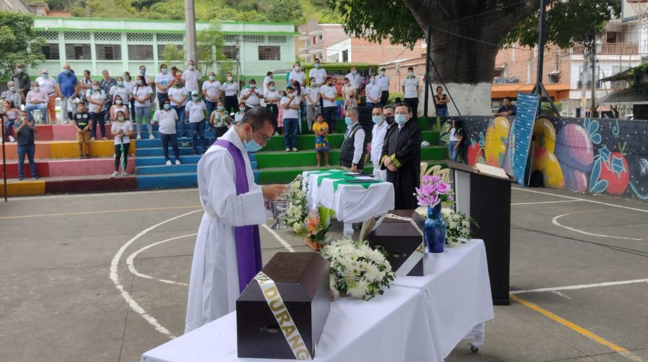 Los cuerpos fueron entregados de manera conjunta y en cumplimiento de todos los protocolos de bioseguridad adoptados a raíz de la pandemia del Covid-19.