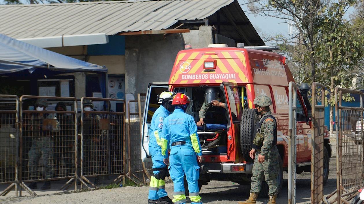 Bomberos acudieron al Centro de Privación de Libertad Número 1 donde se ha presentado un motín, hoy, en Guayaquil (Ecuador).