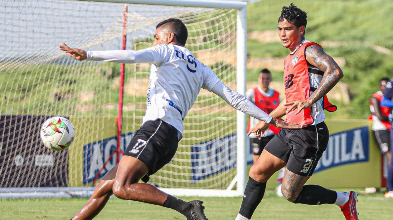 Gabriel Fuentes y Jefferson Gómez durante el entrenamiento. 