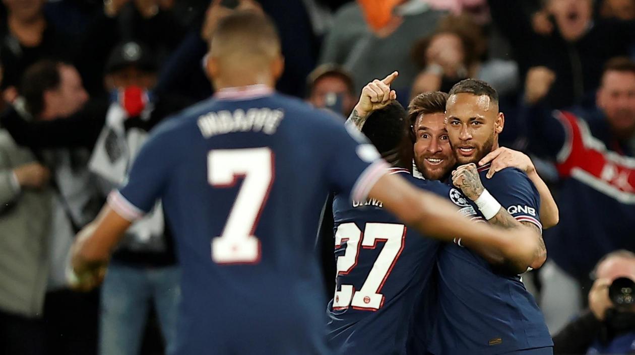 Lionel Messi festeja con sus compañeros el segundo gol. 