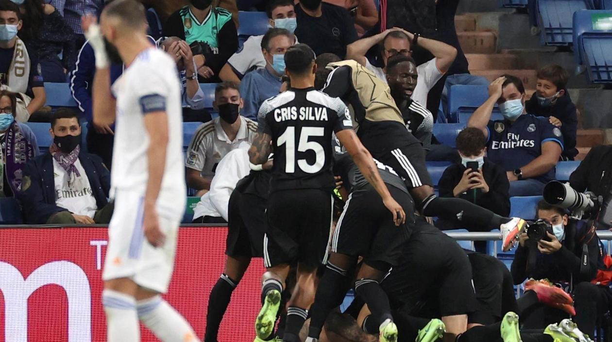 Jugadores del Sheriff celebran el gol del triunfo. 