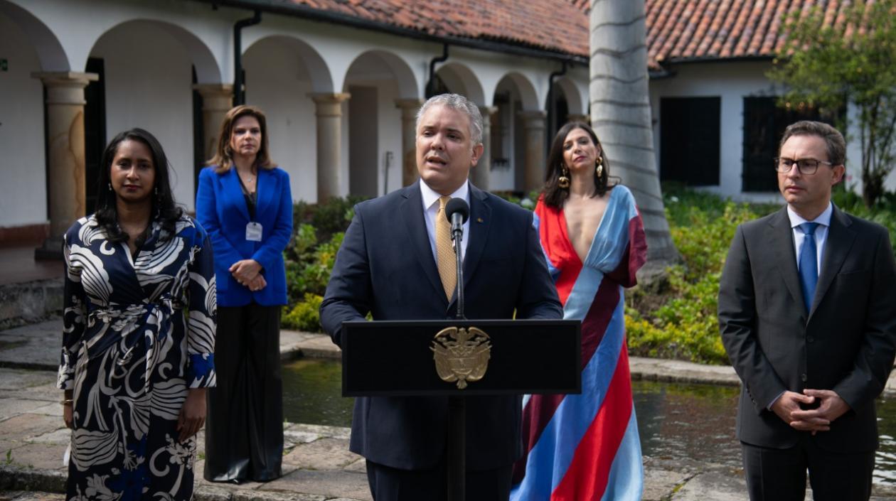 Presidente Duque, al centro, en su visita a la Feria Internacional de Arte de Bogotá, ARTBO 2021.