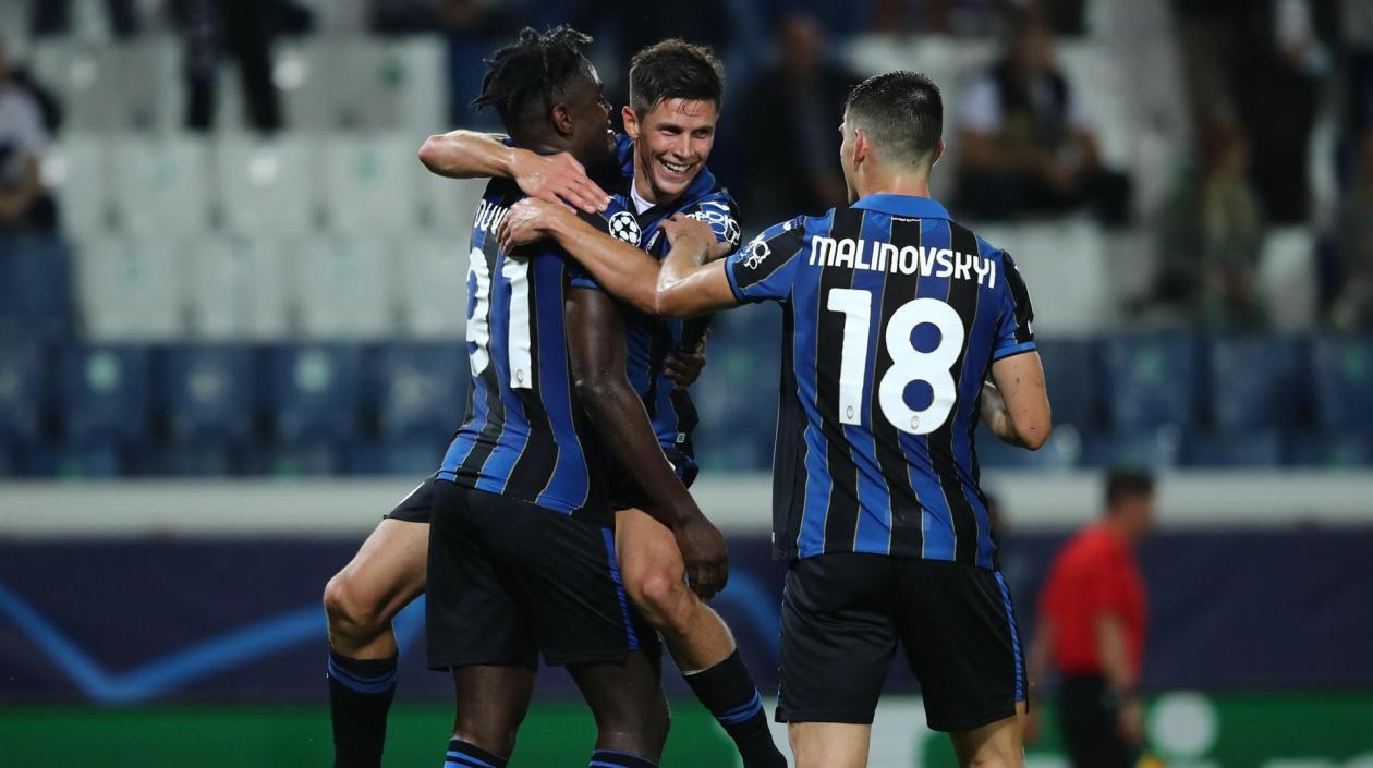 Duván Zapata festeja el tanto con Mateo Pessina. 