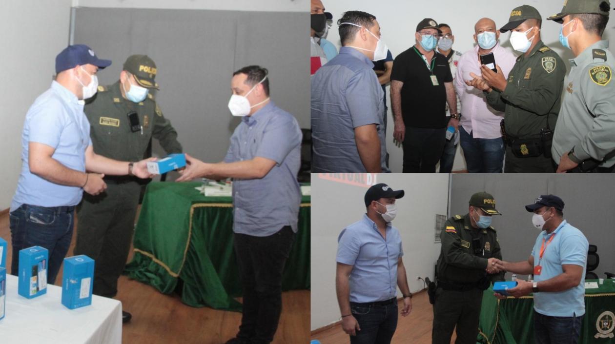 Momento de la entrega de los equipos de comunicación. 