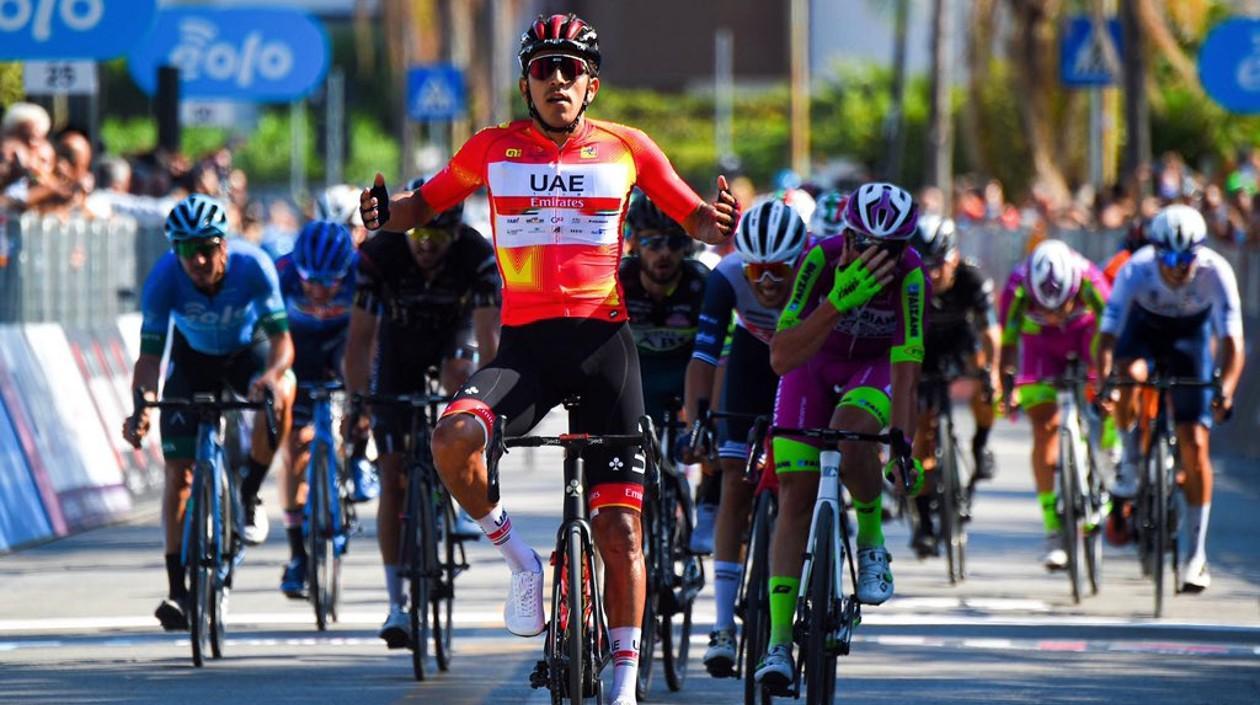 Juan Sebastián Molano se impone en línea de meta. 