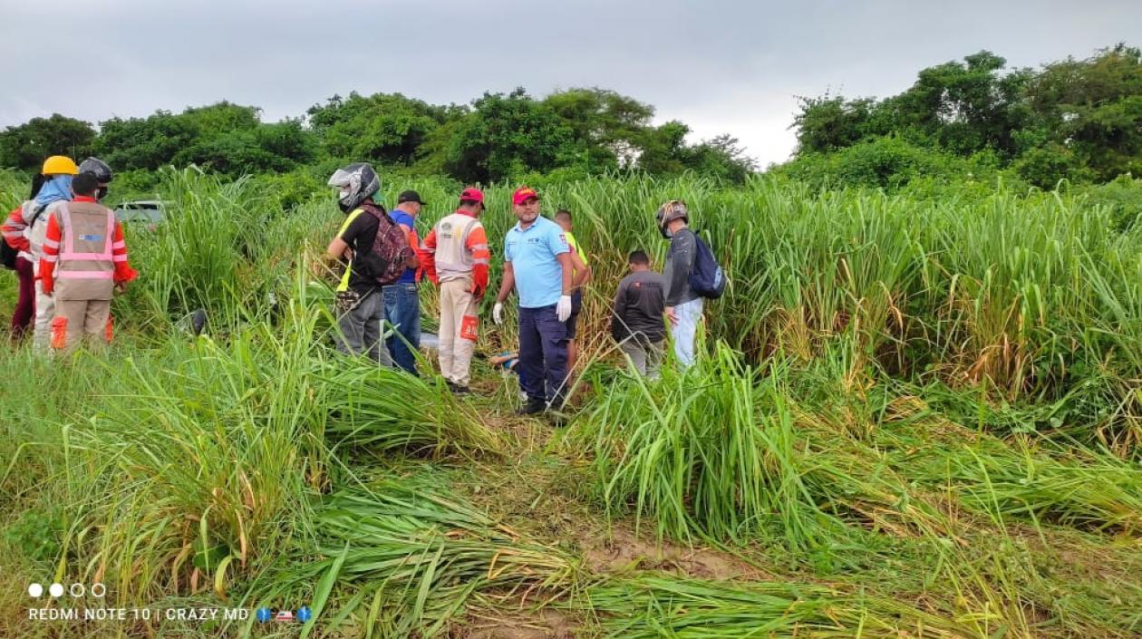 Lugar donde quedaron entre la maleza la moto y el carro. 