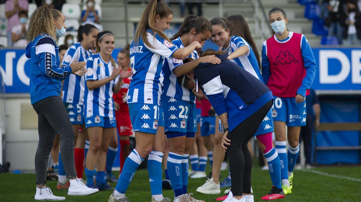 Carolina Arbeláez se despide entre lágrimas de sus compañeras. 