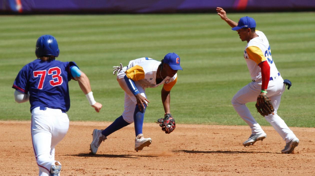 Brayan Buelvas realiza una parada en el campocorto. 