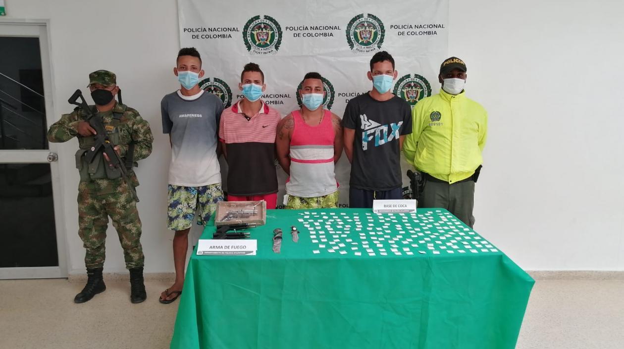 Cuatro de los cincos capturados durante los allanamientos. 