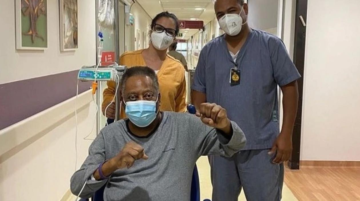 Pelé en los pasillos del hospital. 