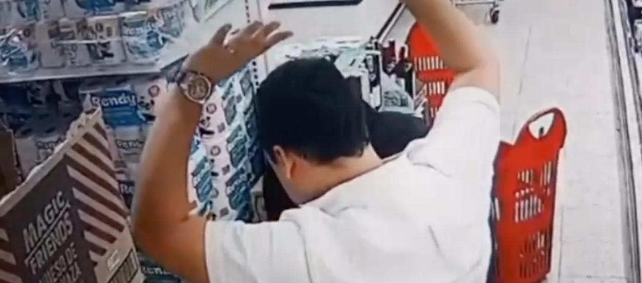 Momento en que se presentó el atraco dentro del supermercado. 