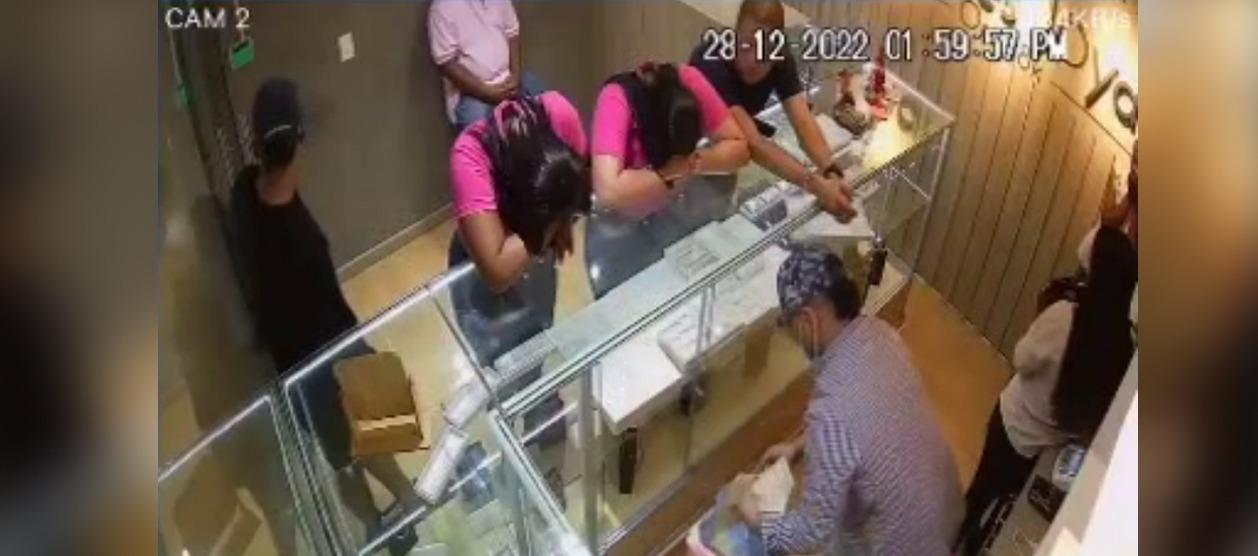 Momento en que ocurrió el atraco a la joyería, en Cartagena. 