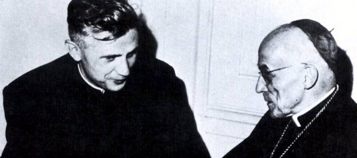 Benedicto XVI (izquierda) cuando era profesor de teología.