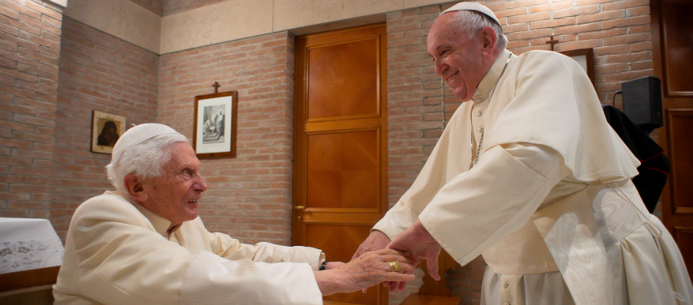 Benedicto XVI y Francisco.