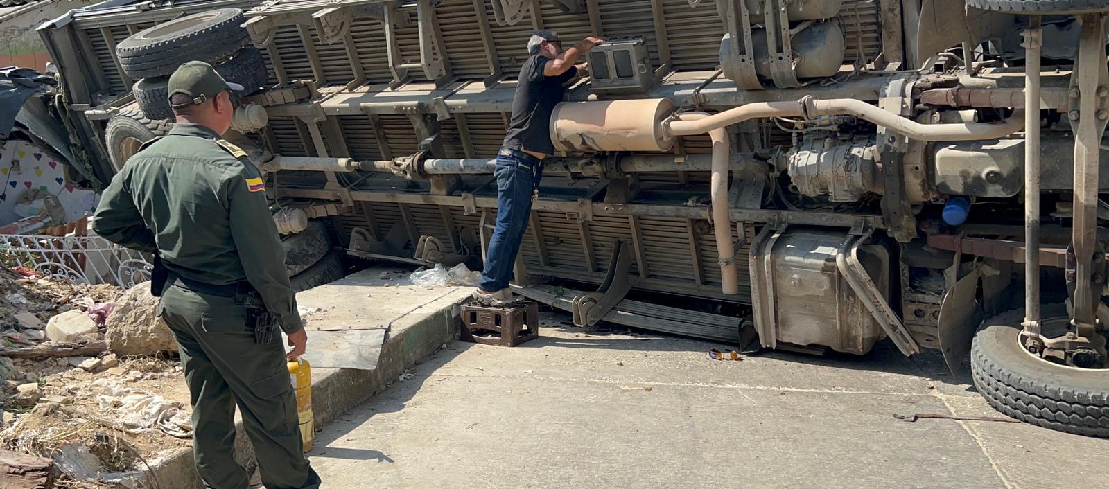 Camión accidentado en Pie de la Popa.