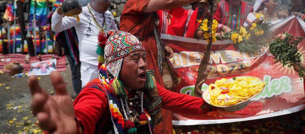 Chamanes y curanderos realizan un ritual.