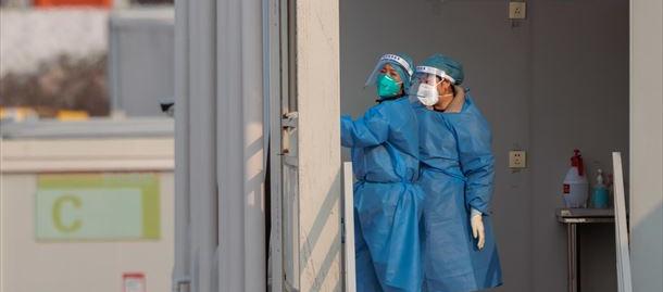 Personal médico atendiendo la 'ola' de Covid en China. 