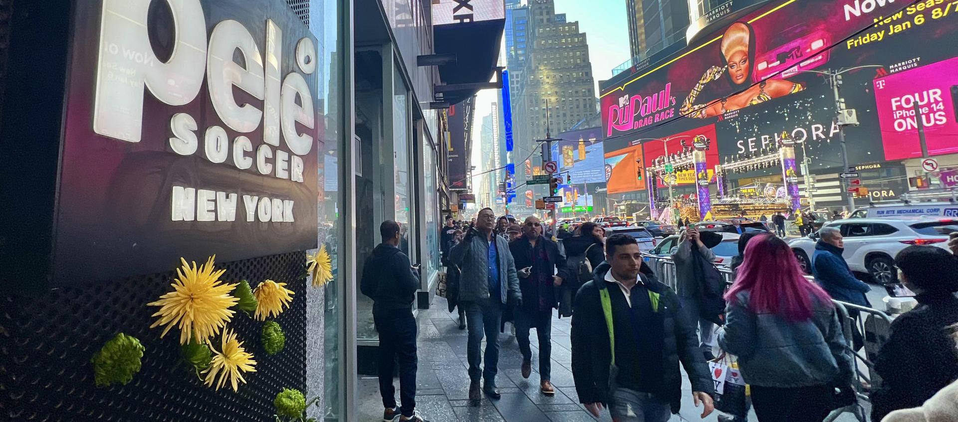 El Times Square adornado de flores amarillas y verdes