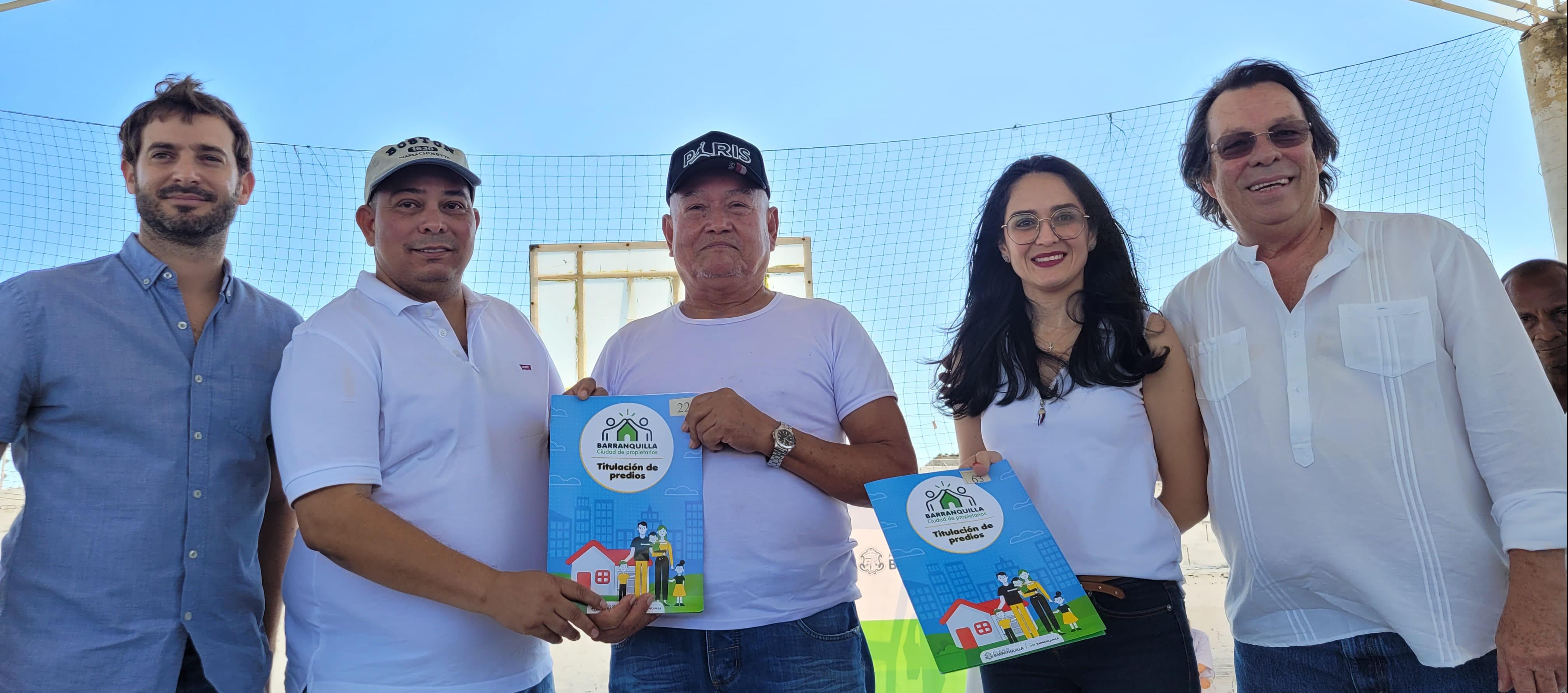 Entrega de título de propiedad de viviendas.