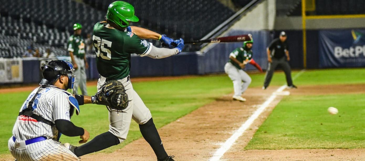 Roger Caraballo, de Toros, conecta la bola durante el juego contra Caimanes. 