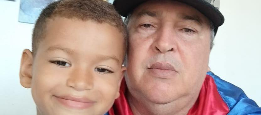 Juan Fernando con su abuelo Moisés De la Cruz.
