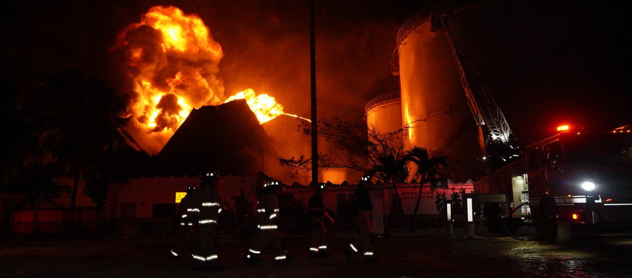 Imagen del incendio durante la madrugada de este jueves.