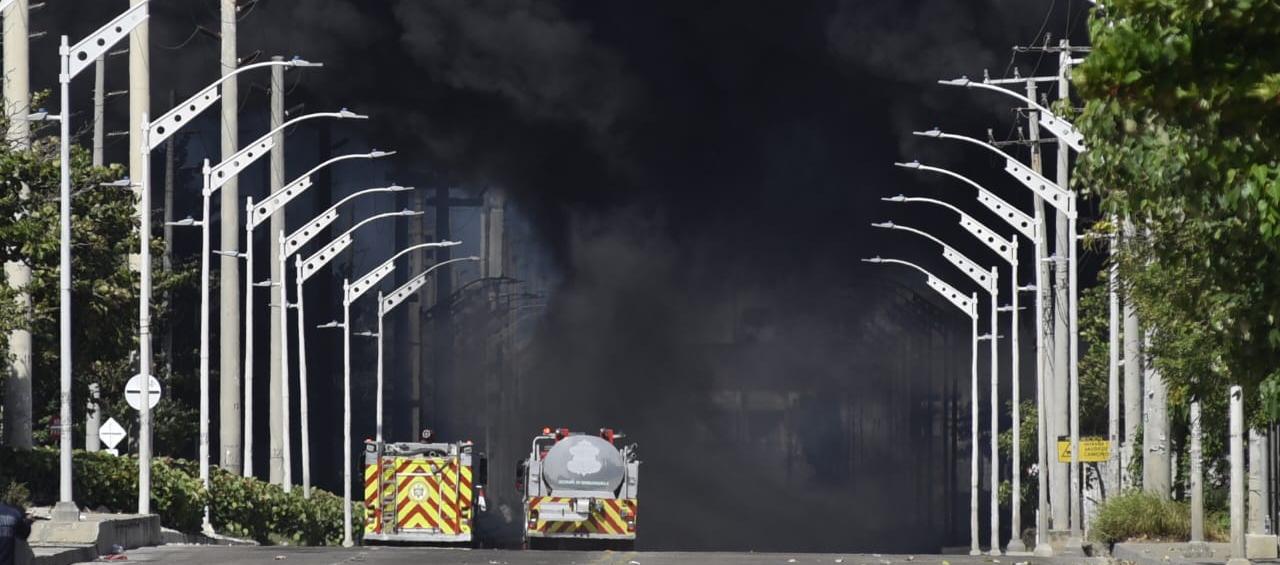 Imagen del incendio y el humo.