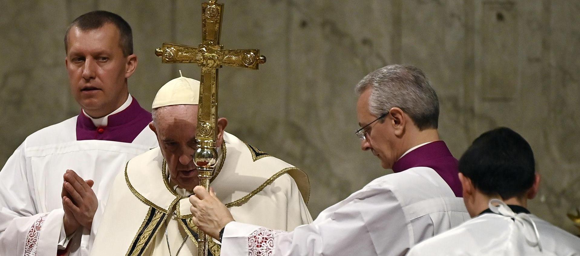 El Papa Francisco en la Basílica de San Pedro durante la bendición Urbi et Otbi.