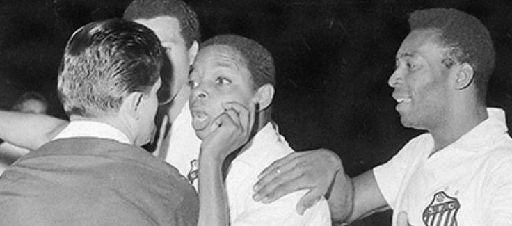 Escena del partido en el que el 'Chato', de espaldas, ha expulsado a Pelé.