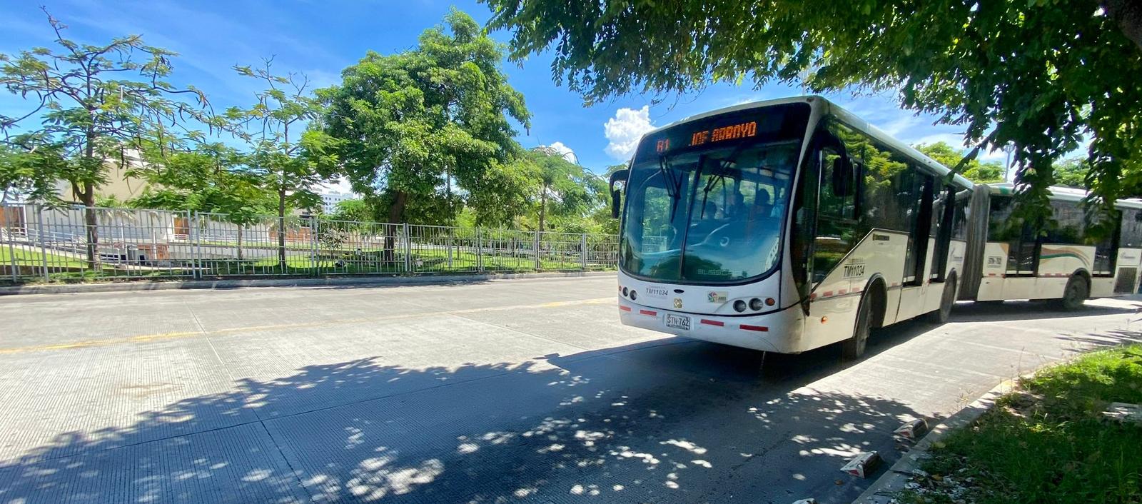 Un bus articulado de Transmetro. 