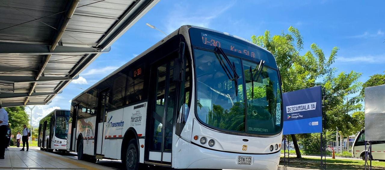 Un bus de Transmetro en la estación Joe Arroyo. 