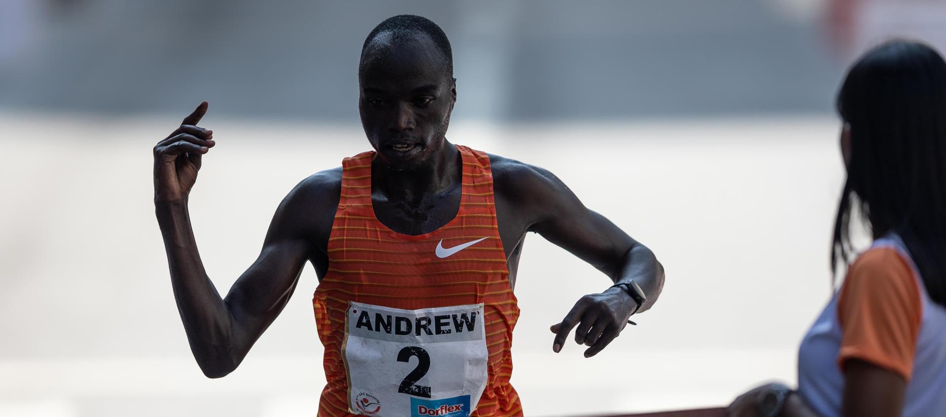 Andrew Rotich cruza la meta ubicada en la Avenida Paulista. 