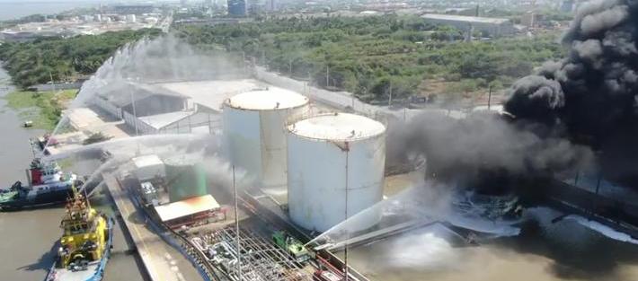 Después de más de 58 horas baja intensidad del humo en la Vía 40