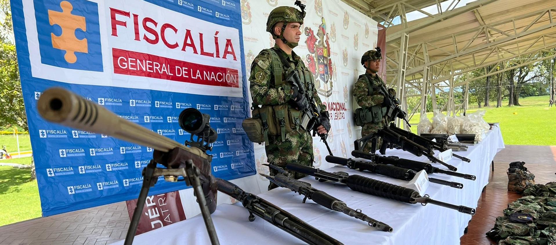 Integrantes del Ejército vigilan un armamento incautado en el Cantón Militar de la Tercera División en Popayán.