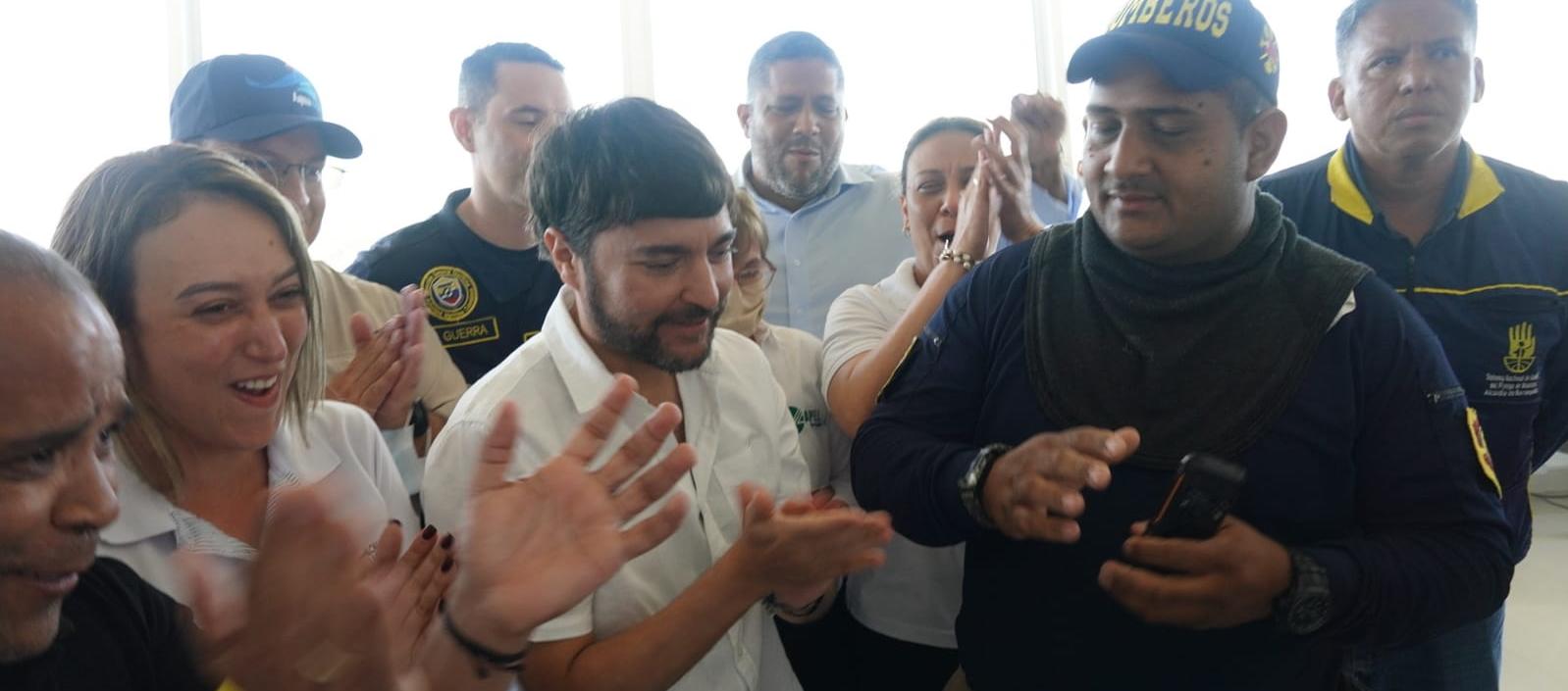 El alcalde Jaime Pumarejo celebra en el Puesto de Mando Unificado.