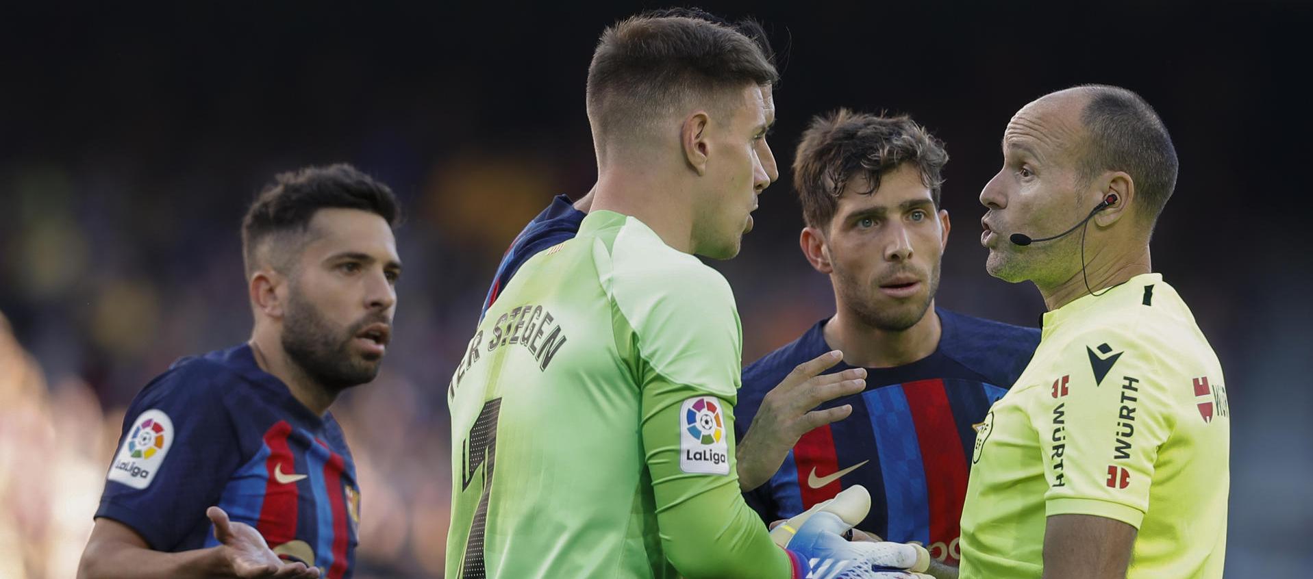 Ter Stegen, Jordi Alba y Sergi Roberto le protestan al árbitro Mateu Lahoz.