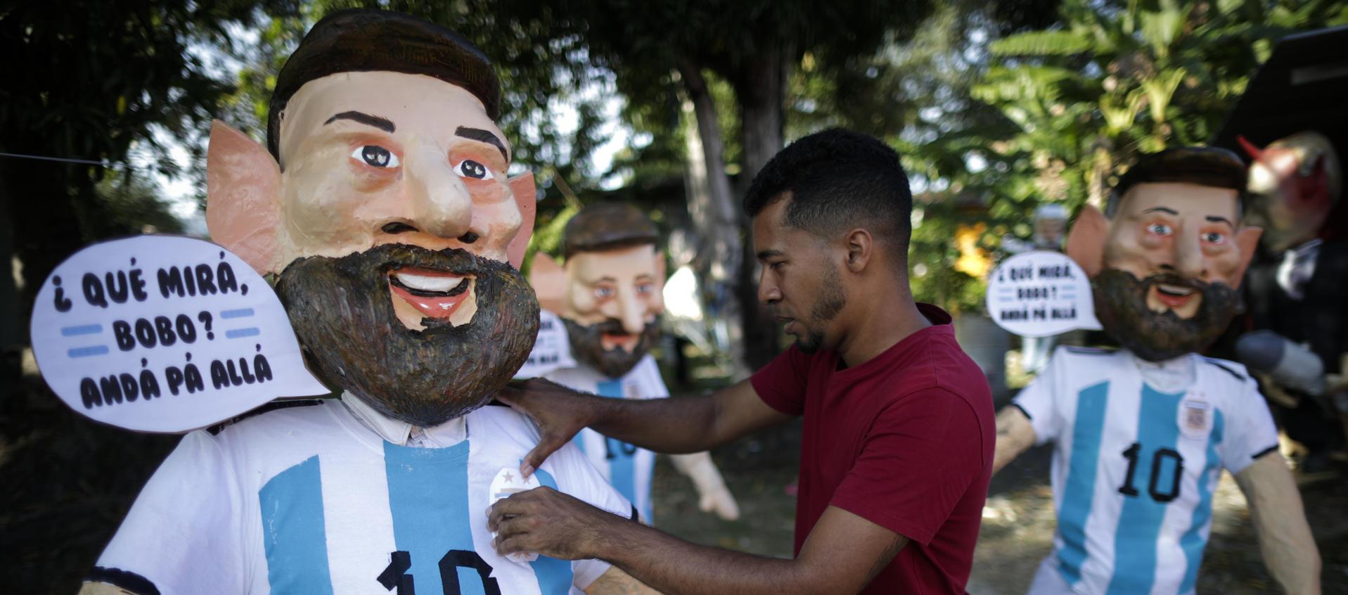 Desde hace 12 años, Víctor Álvarez elabora muñecos de año viejo en su taller.