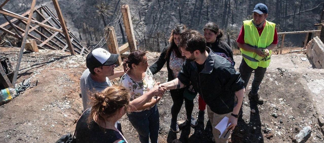 Gabriel Boric, presidente de Chile, dialoga con damnificados del incendio.