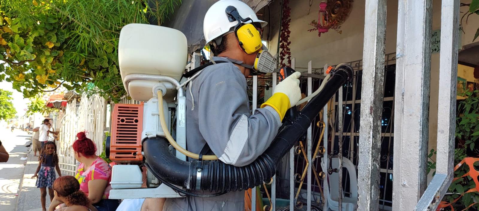 El Dadis realiza jornadas de fumigación en barrios con casos de dengue.